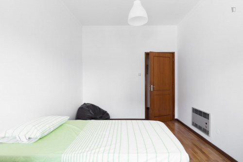 Bright single bedroom in a 3-bedroom apartment, close to the Salgueiros metro station