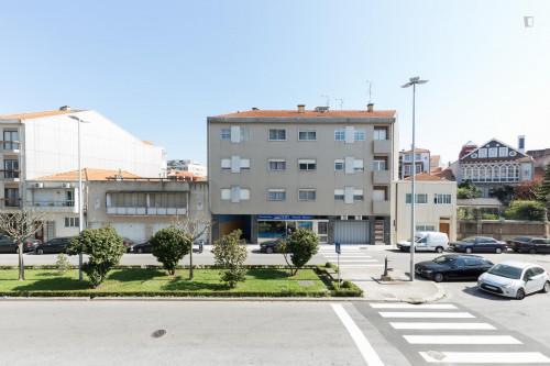 Bright single bedroom in a 3-bedroom apartment, close to the Salgueiros metro station