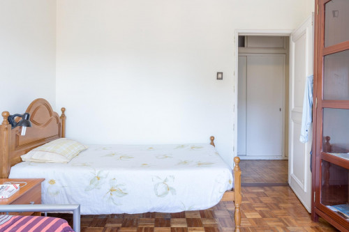 Comfy twin bedroom in a 6-bedroom flat near Universidade Lusíada de Porto  - Gallery -  2