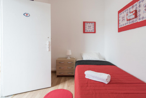 Snug single bedroom in a 7-bedroom flat near Instituto Superior Técnico  - Gallery -  1