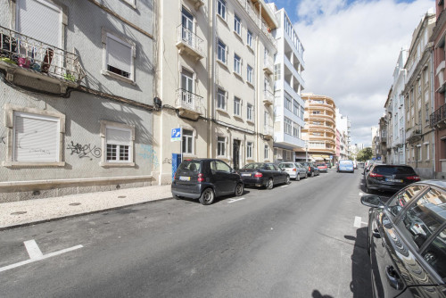 Snug single bedroom in a 7-bedroom flat near Instituto Superior Técnico  - Gallery -  2