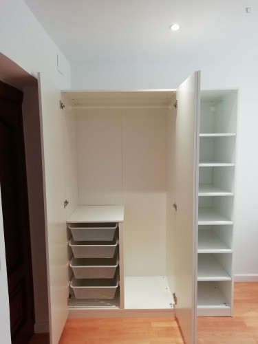 Single bedroom in 6-bedroom apartment