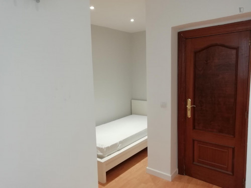 Single bedroom in 6-bedroom apartment