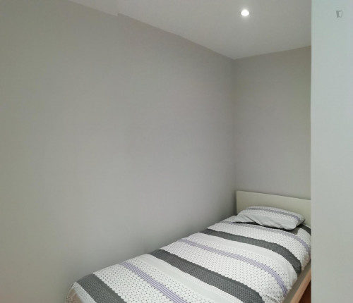 Single bedroom in 6-bedroom apartment