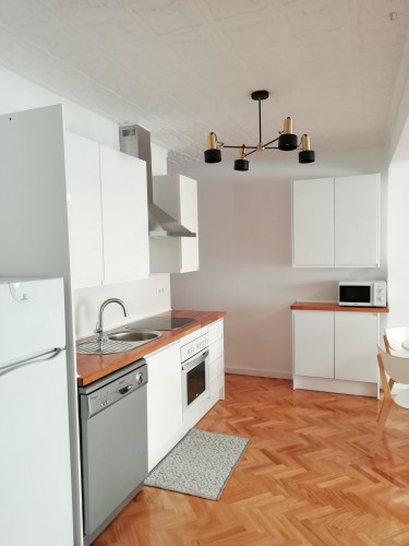 Single bedroom in 6-bedroom apartment - Gallery - 5