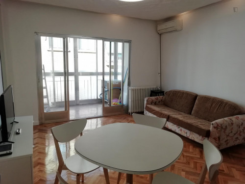 Single bedroom in 6-bedroom apartment
