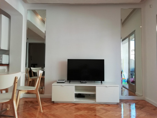 Single bedroom in 6-bedroom apartment