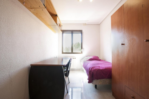 Single bedroom in 5-Bedroom apartment in Carabanchel