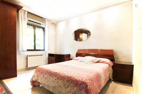 Double Bedroom next to large park in Carabanchel