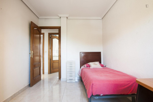 Single bedroom in nice 5-Bedroom apartment in Carabanchel  - Gallery -  2