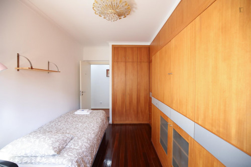 Wonderful single bedroom, in a 6-bedroom apartment in Olaias - Gallery - 26