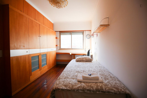 Wonderful Single Bedroom, In A 6-Bedroom Apartment In Olaias - 2