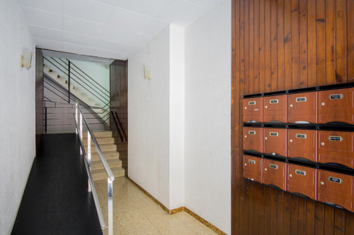 Very cool double bedroom near the Pubilla Cases metro