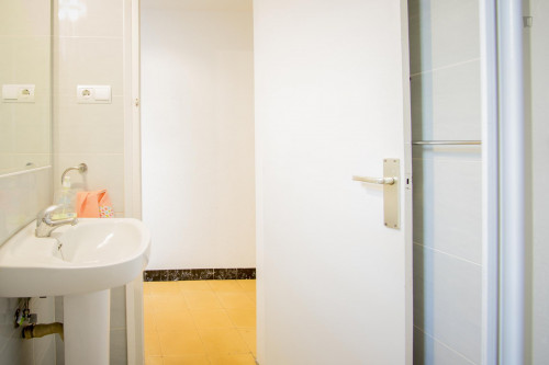 Very cool double bedroom near the Pubilla Cases metro - Gallery - 10