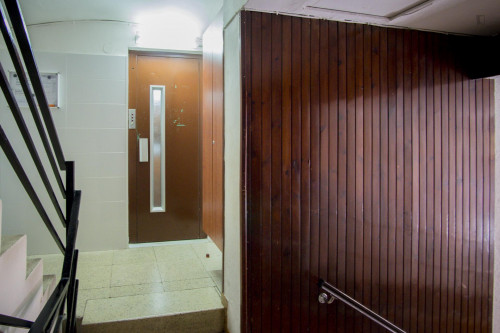 Very cool double bedroom near the Pubilla Cases metro