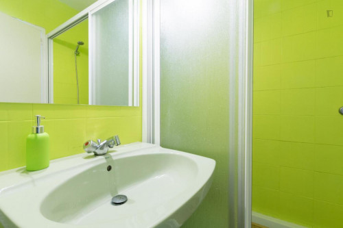 Single bedroom in 4-bedroom house