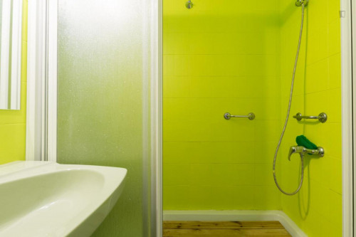 Single bedroom in 4-bedroom house