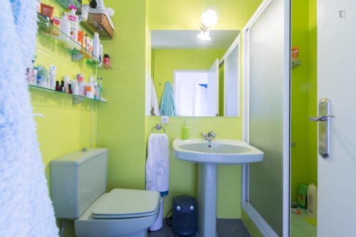 Single bedroom in 4-bedroom house