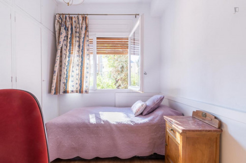 Single bedroom in 4-bedroom house