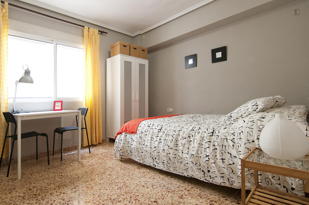Very cool double bedroom in L'Amistat  - Gallery -  1
