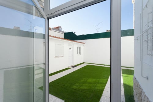 Bright and cosy single bedroom with a balcony, in Costa da Caparica
