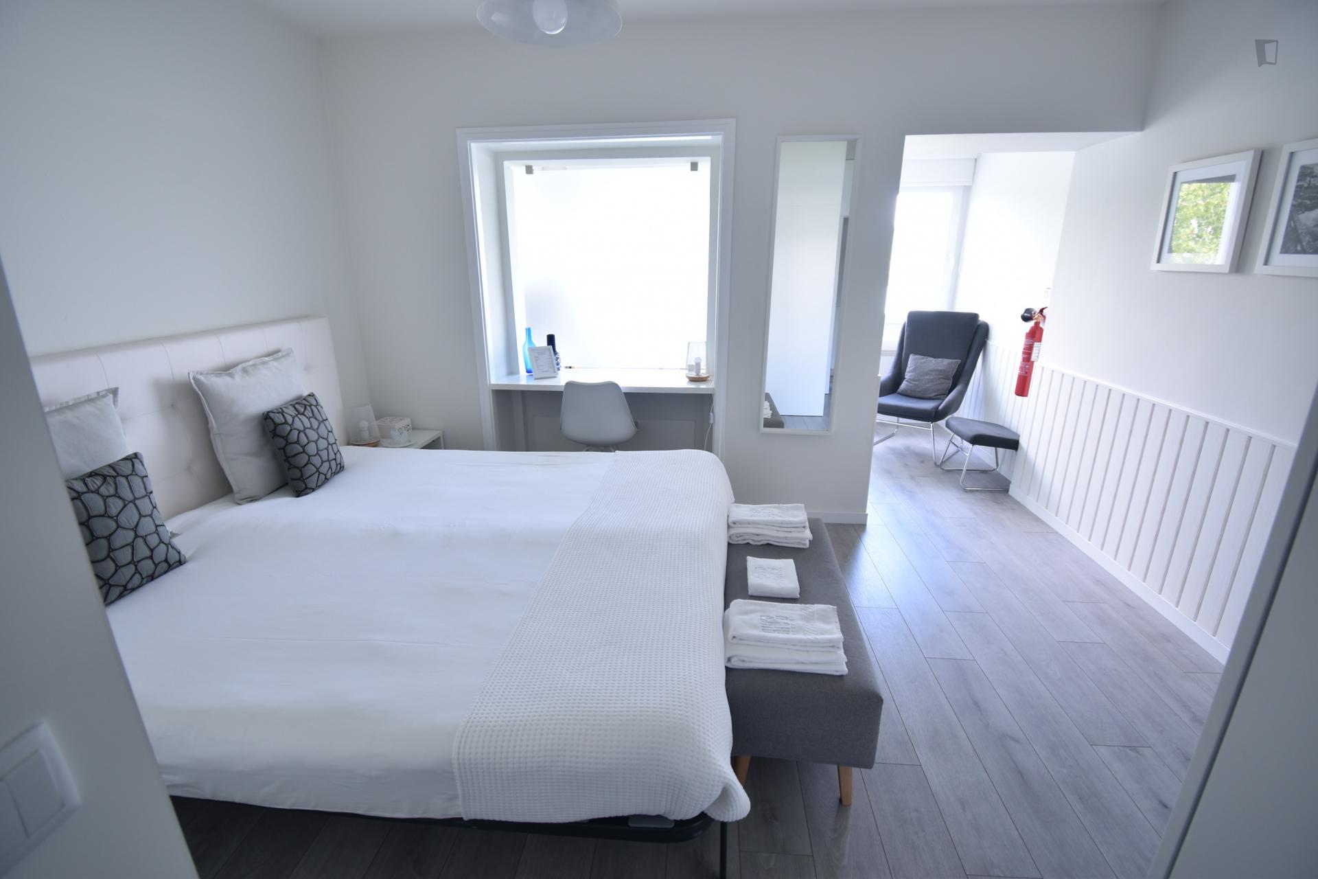 Spacious studio apartment close to Coimbra train station - JR Studios 13