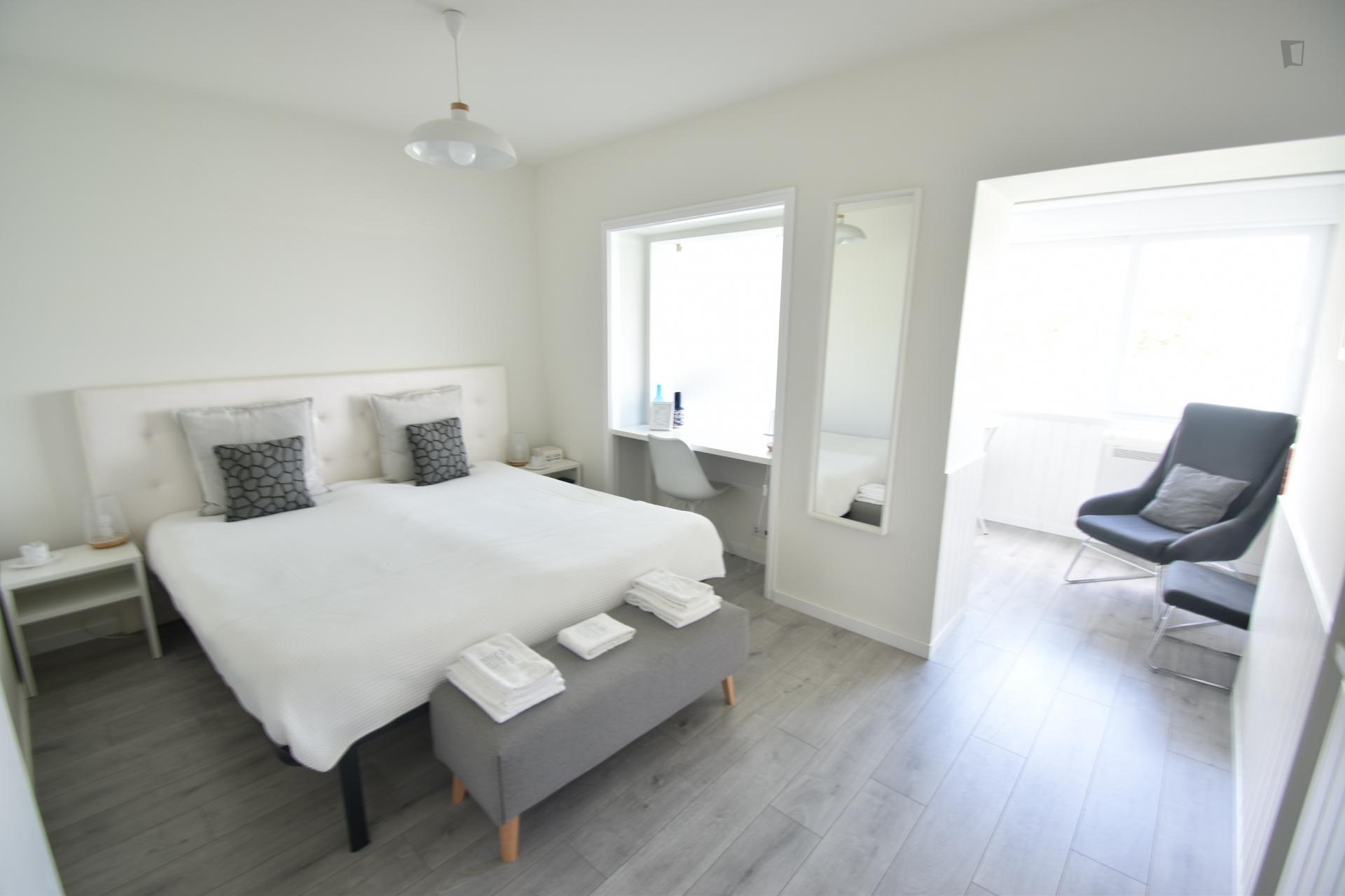 Spacious studio apartment close to Coimbra train station - JR Studios 13