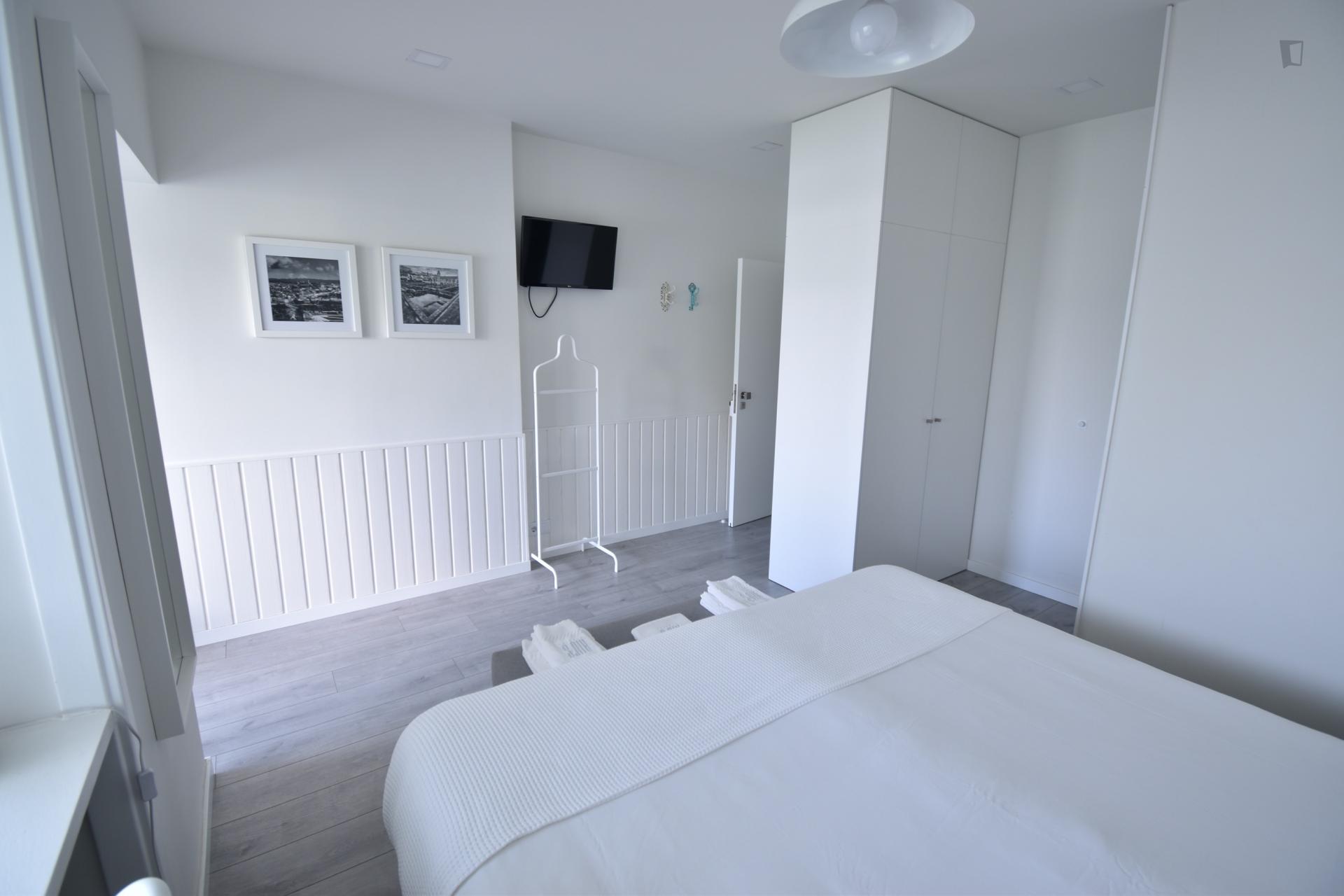 Spacious studio apartment close to Coimbra train station - JR Studios 13