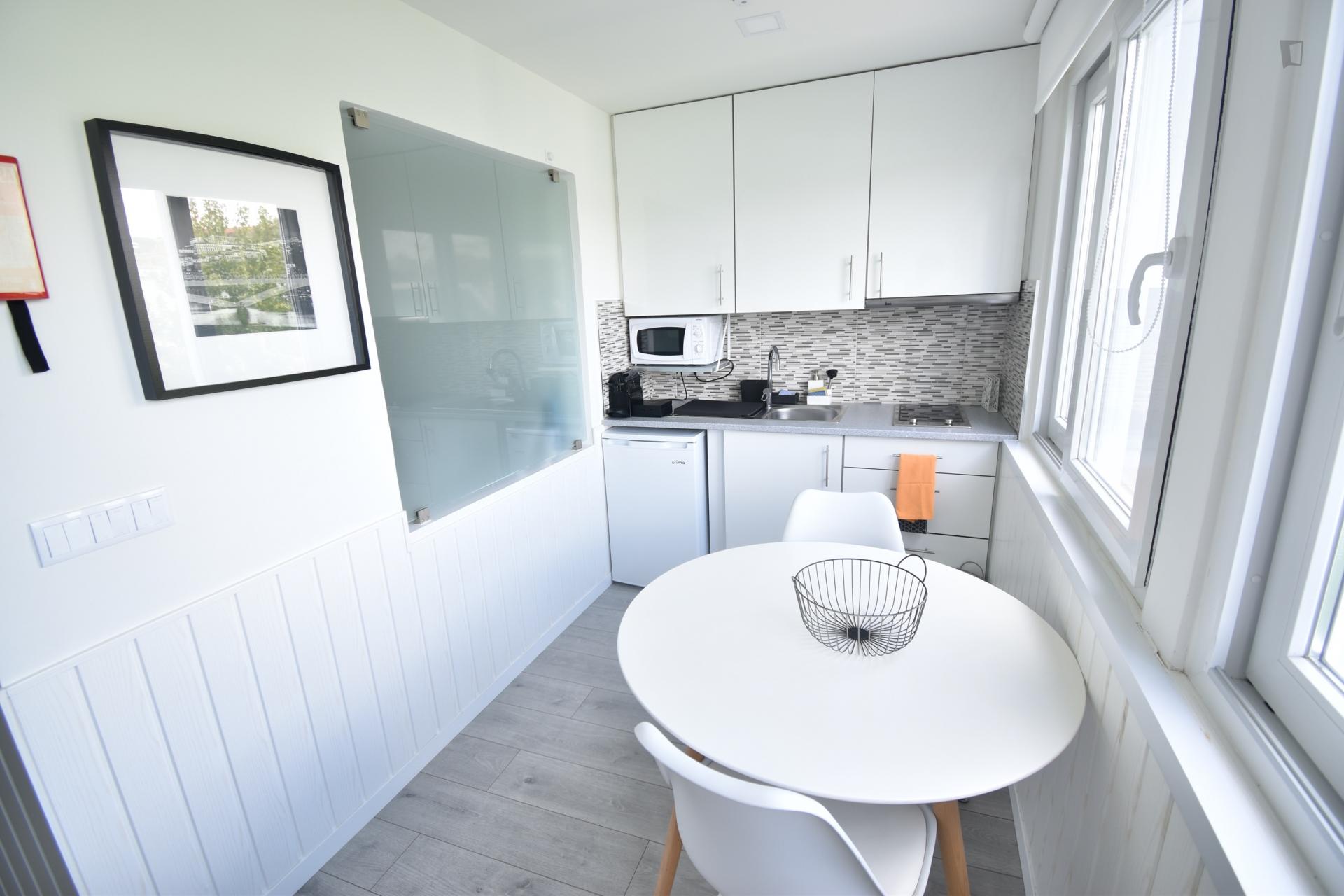 Spacious studio apartment close to Coimbra train station - JR Studios 13