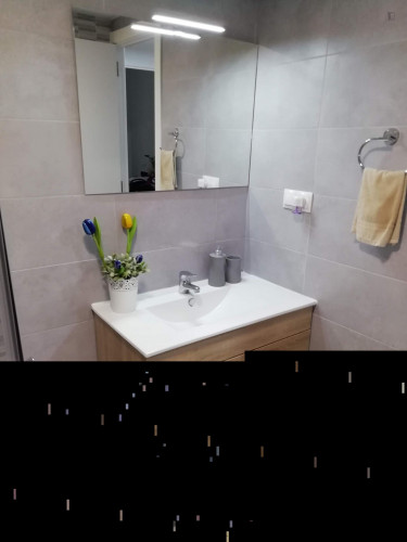 Single bedroom in a 3-bedroom apartment near Marítim - Serrería metro station