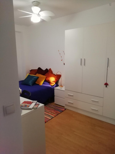 Single Bedroom In A 3-Bedroom Apartment Near Marítim - Serrería Metro Station - 2