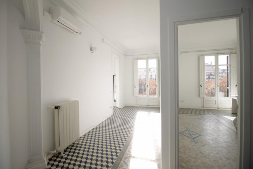 Gorgeous double bedroom in a 9-bedroom flat, in Esquerra de l'Eixample