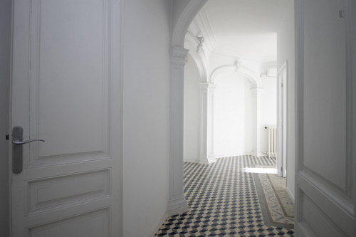 Gorgeous double bedroom in a 9-bedroom flat, in Esquerra de l'Eixample