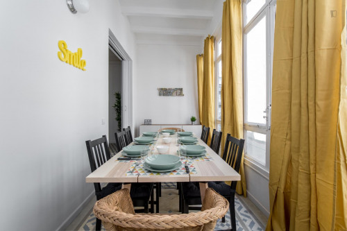 Bright and charming double bedroom near the Rocafort metro