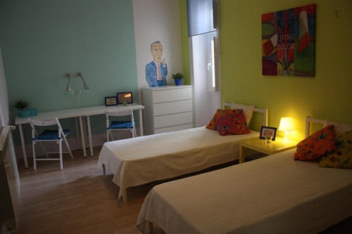 Cool And Stylish Twin Bedroom With Balcony In City Center (Entrecampos) - 2