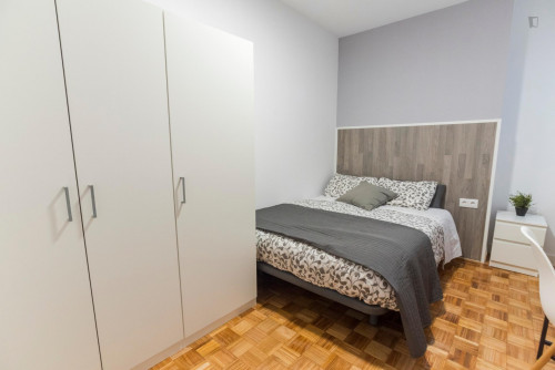 Great Double Bedroom Not Far From Universidad Pontificia Comillas - 2