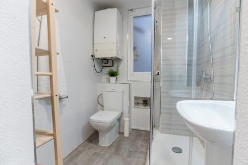 Elegant double bedroom in a 9-bedroom apartment