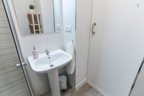 Elegant double bedroom in a 9-bedroom apartment