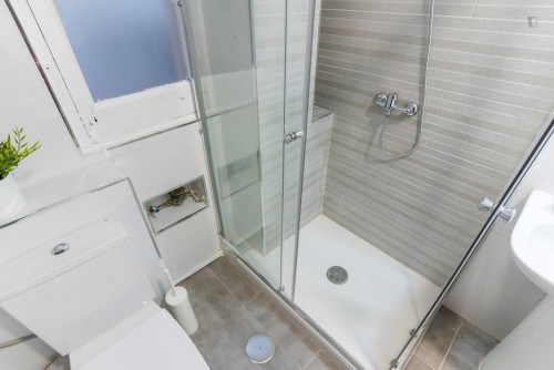 Elegant double bedroom in a 9-bedroom apartment