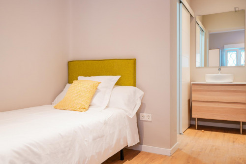 Single bedroom, with private bathroom, in 5-bedroom apartment