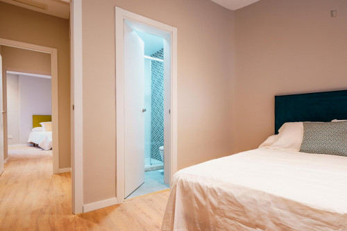Single bedroom, with private bathroom, in 5-bedroom apartment  - Gallery -  5