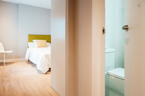 Single bedroom, with private bathroom, in 5-bedroom apartment