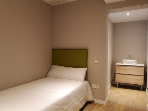 Single bedroom, with private bathroom, in 5-bedroom apartment