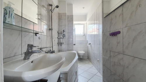 Charming double bedroom in a 5-bedroom apartment in Wilhelmstadt - Gallery - 11