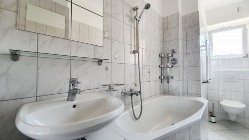 Charming double bedroom in a 5-bedroom apartment in Wilhelmstadt - Gallery - 9