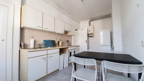 Charming double bedroom in a 5-bedroom apartment in Wilhelmstadt - Gallery - 8