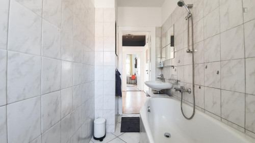 Charming double bedroom in a 5-bedroom apartment in Wilhelmstadt - Gallery - 10