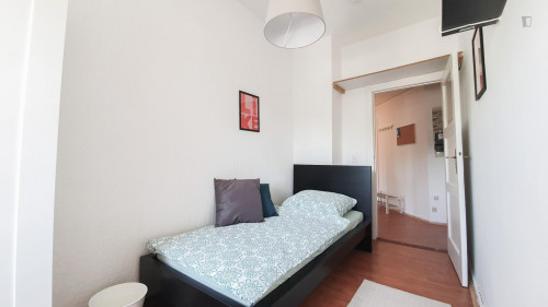 Nice single bedroom in a 4-bedroom apartment in Wilhelmstadt