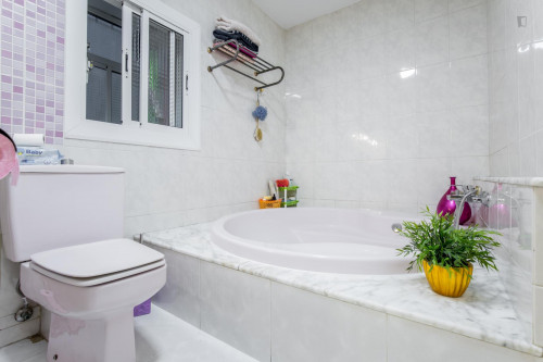 Single bedroom in 4-bedroom apartment