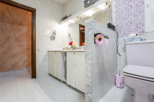 Single bedroom in 4-bedroom apartment